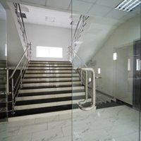 Защита пленкой стеклянных элементов лестницы